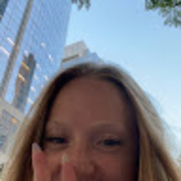 Meet your Posher, Léa - Picture 1 of 1